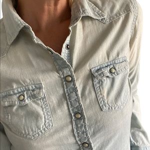 AMERICAN EAGLE: light wash denim jean button up shirt